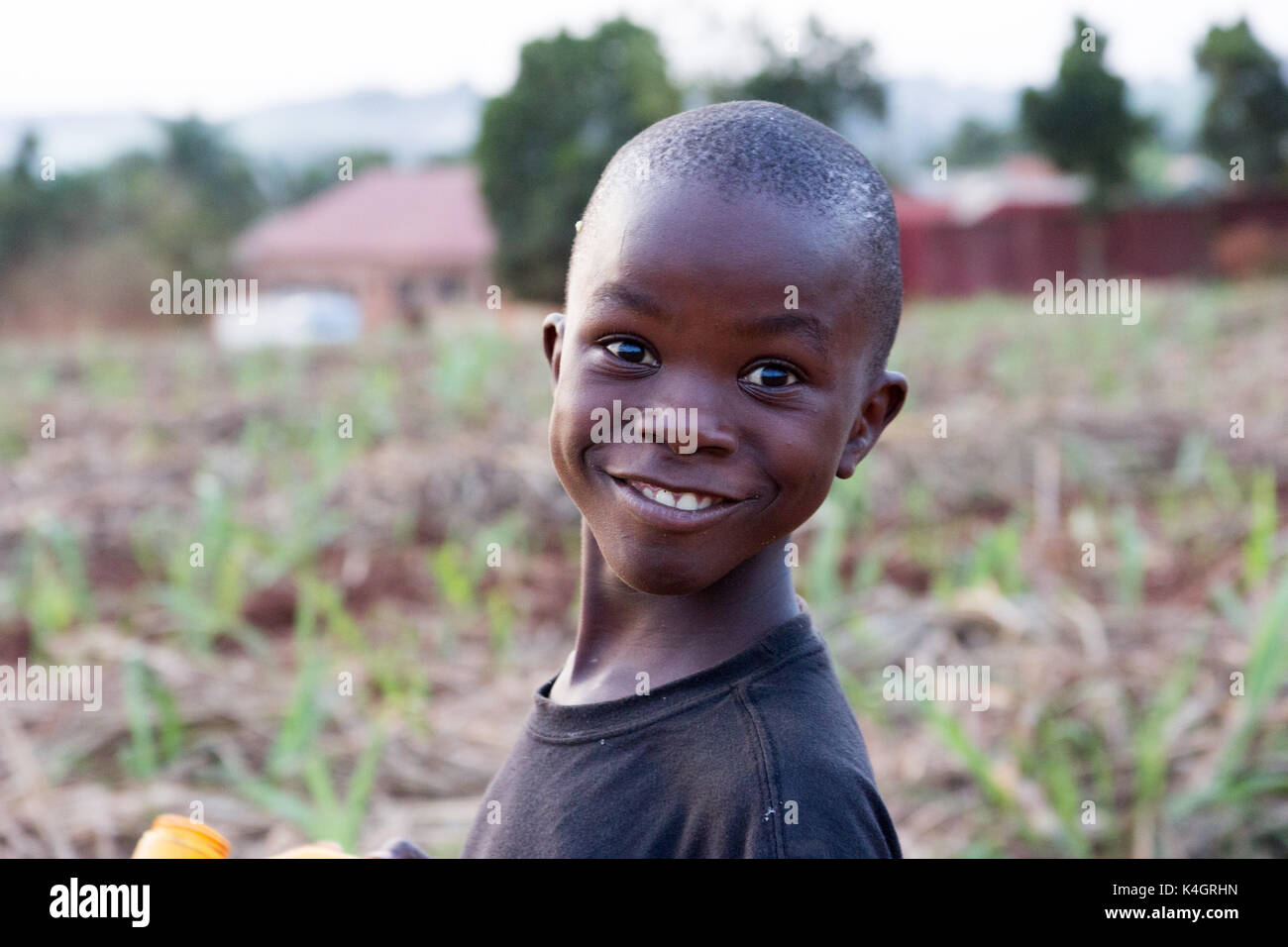 Eine kleine schwarze ugandischen Junge mit einem lustigen Gesichtsausdruck Stockfoto
