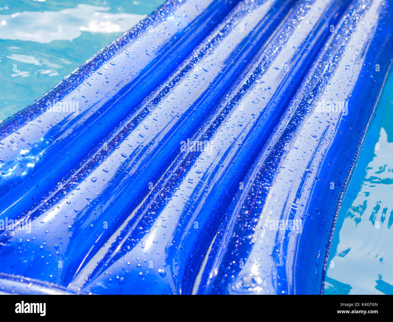 Detail einer aufblasbaren Pad mit Wassertropfen auf der Oberfläche schwimmt in einem Pool Stockfoto