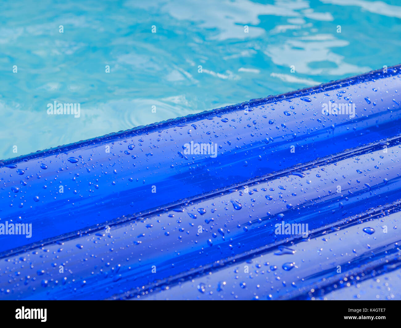 Detail einer aufblasbaren Pad mit Wassertropfen auf der Oberfläche schwimmt in einem Pool Stockfoto