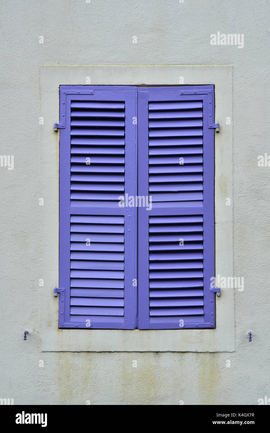 Violetten Fensterläden aus Holz Stockfoto