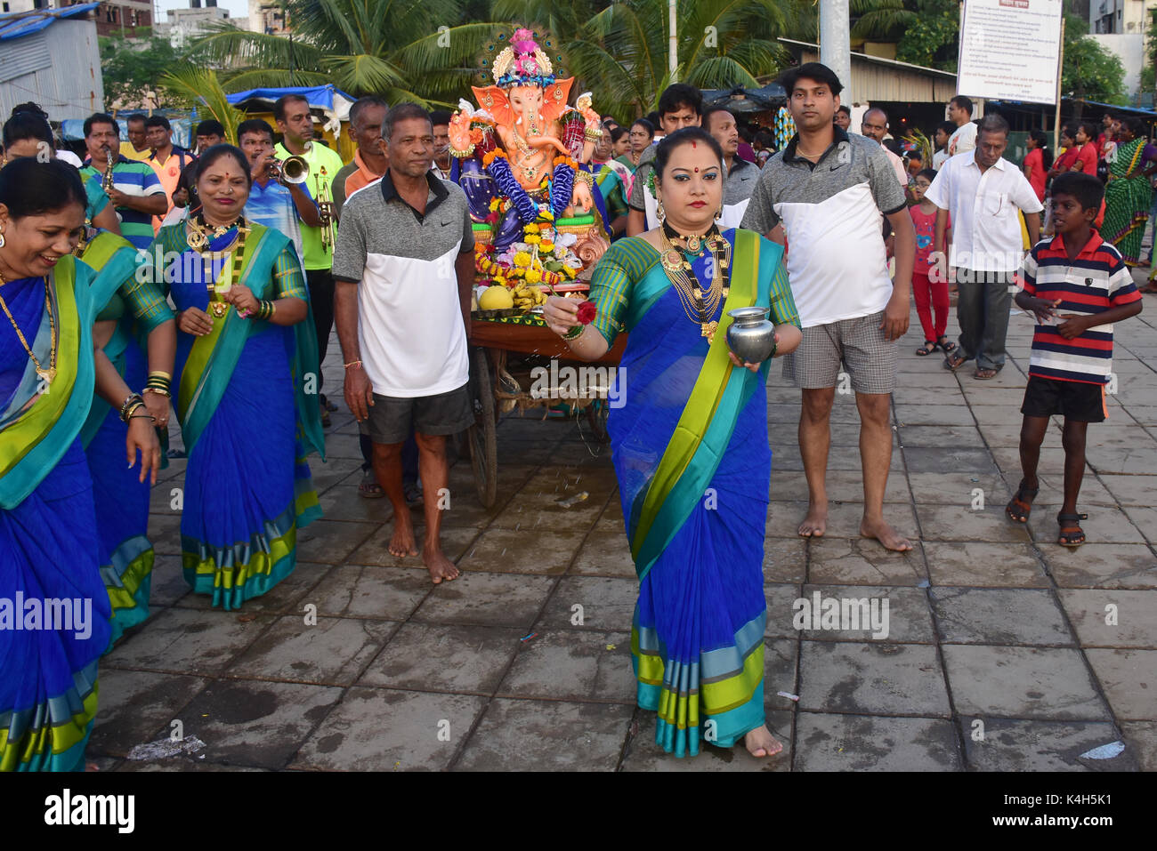 Mumbai, Indien. 05 Sep, 2017. Hindu devotees in mehreren Teilen des Landes nahmen an Prozessionen, die mit der Tauchgänge von Ganesh Götzen, die am letzten Tag der Anant Chaturdashi abgeschlossen. Credit: Azhar Khan/Pacific Press/Alamy leben Nachrichten Stockfoto