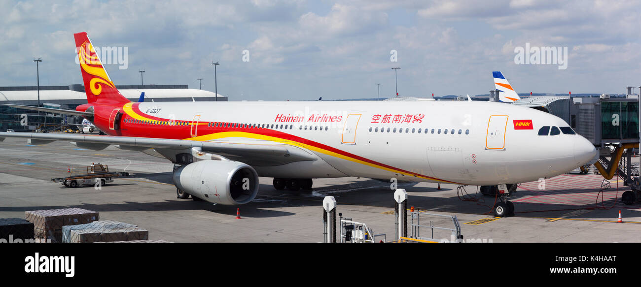 Hainan Airlines Flugzeug in Prag Flughafen Terminal geparkt. In Haikou, Hainan, Volksrepublik China Hauptsitz Stockfoto