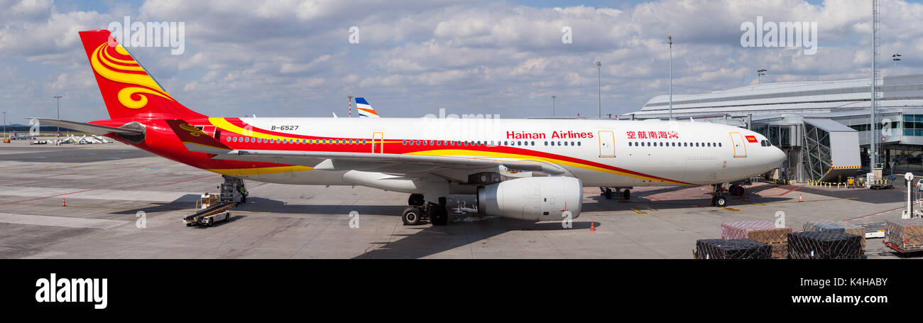 Hainan Airlines Flugzeug in Prag Flughafen Terminal geparkt. In Haikou, Hainan, Volksrepublik China Hauptsitz Stockfoto