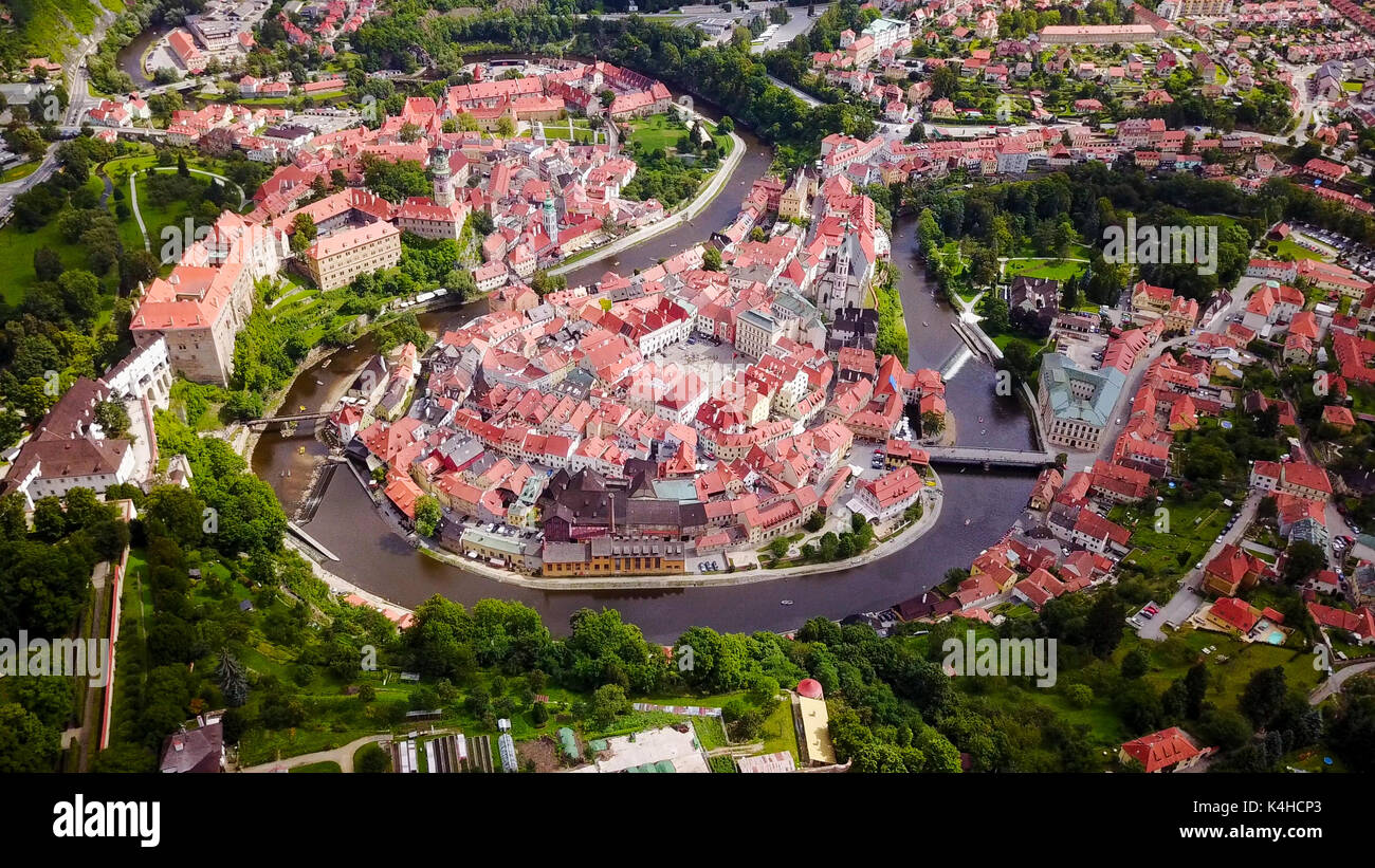 Cesky Krumlov - Luftbild der kleinen Stadt, in der Region Südböhmen in der Tschechischen Republik. Alte Ceský Krumlov ist ein UNESCO-Weltkulturerbe. Stockfoto