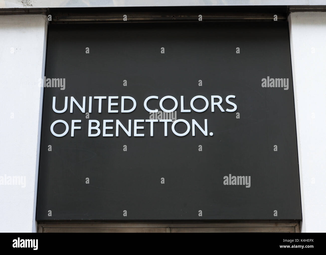 benetton, Farbe, beneton, Farben, united, Zeichen, Mode, Marke, Geschäft, redaktionelle, Kleidung, Unternehmen, weiß, Designer, niederlande, Outlet, roerm Stockfoto