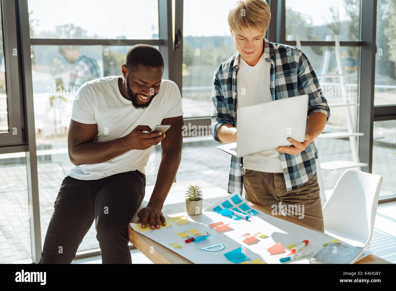 Positive lächelnde Kollegen ruhen im Büro Stockfoto