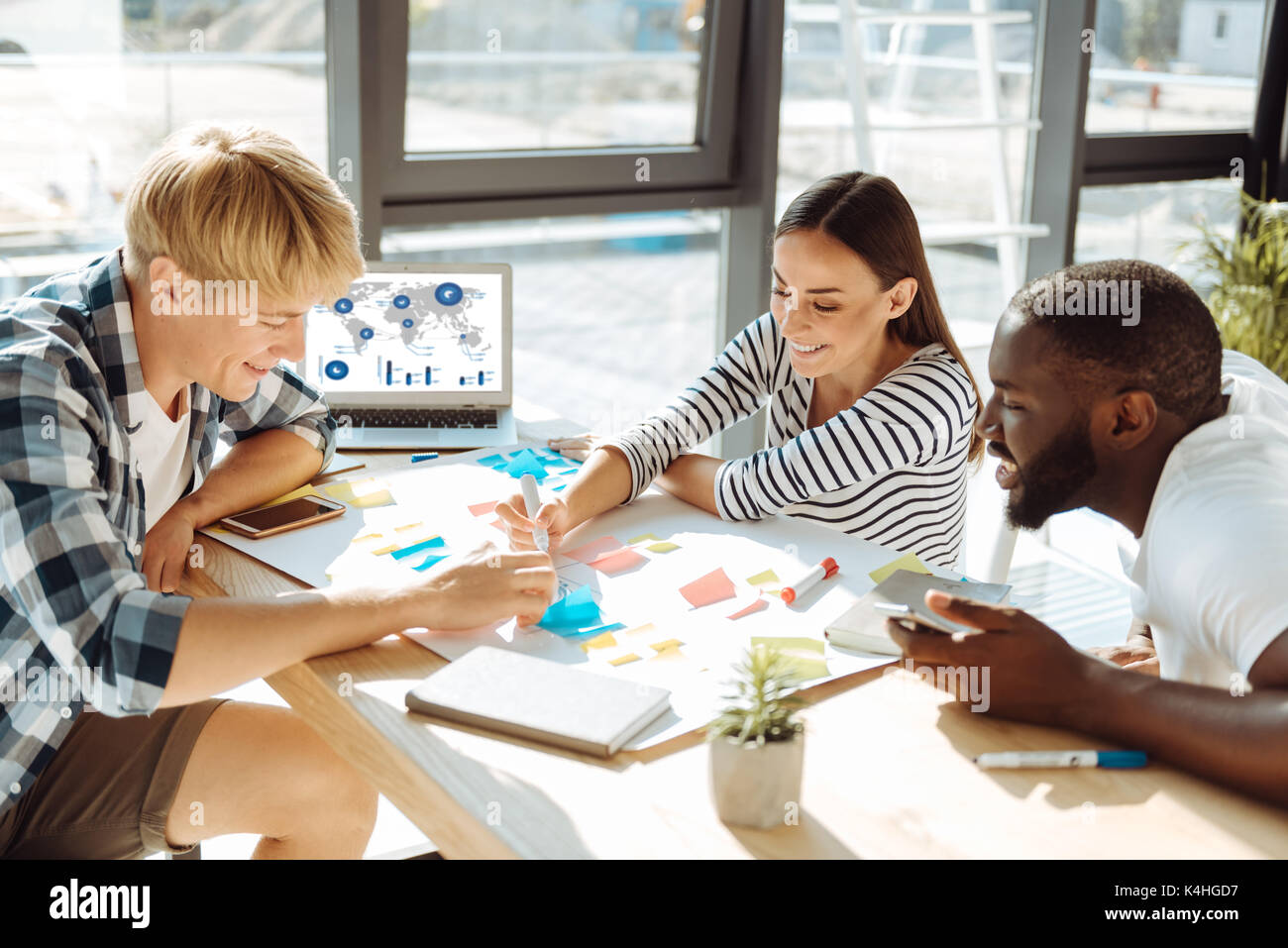 Positive junge Gruppe von Start upers ihre Arbeit planen Stockfoto