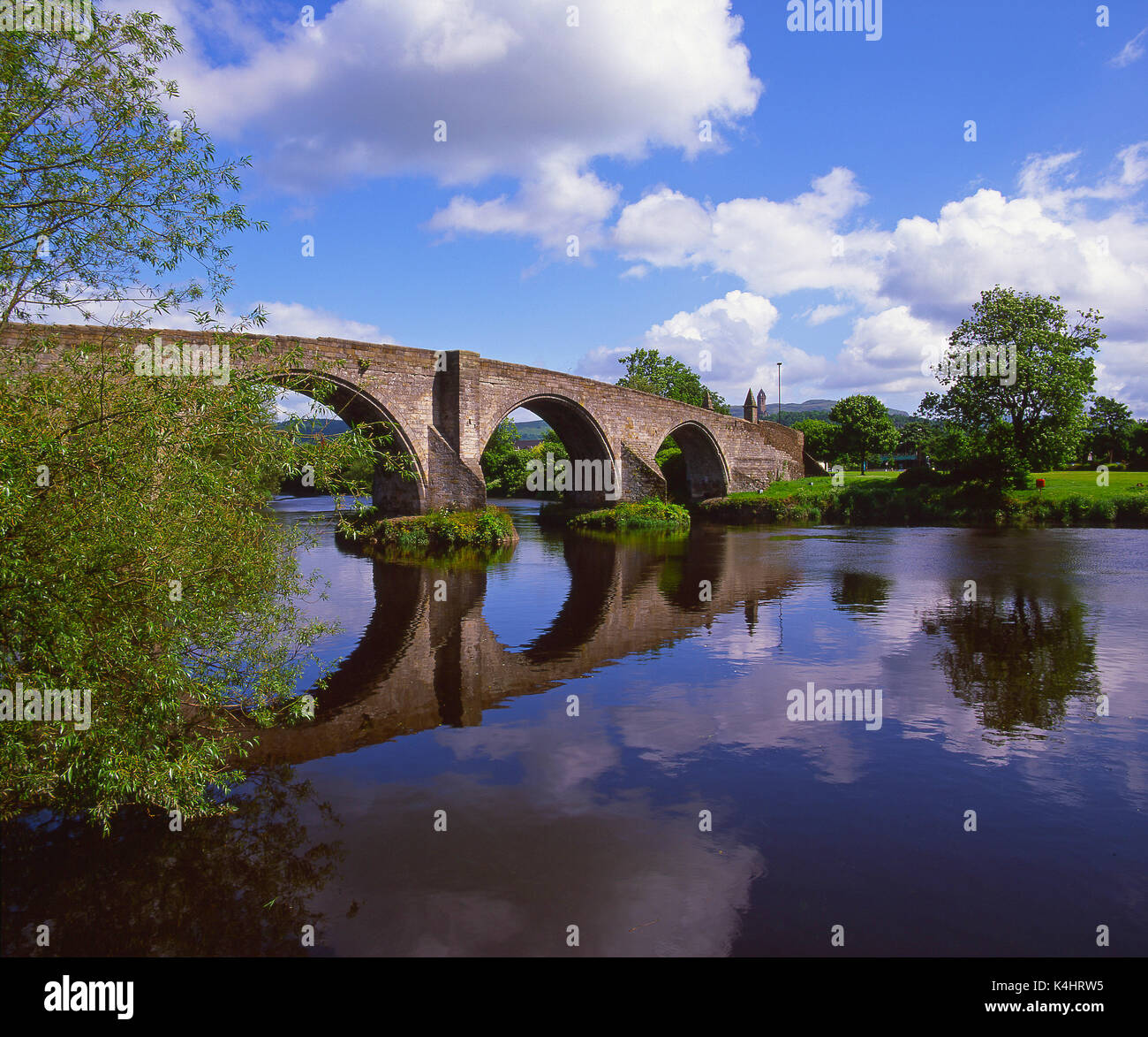 Friedliche Reflektionen des Alten Stirling Bridge, River Forth, Stirling, Schottland Stockfoto