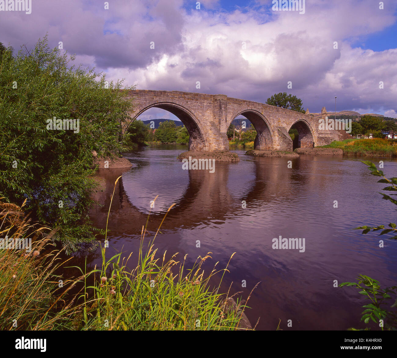 Malerische Reflexionen des alten Stirling Bridge über den River Forth, Stirling, Central Region Stockfoto