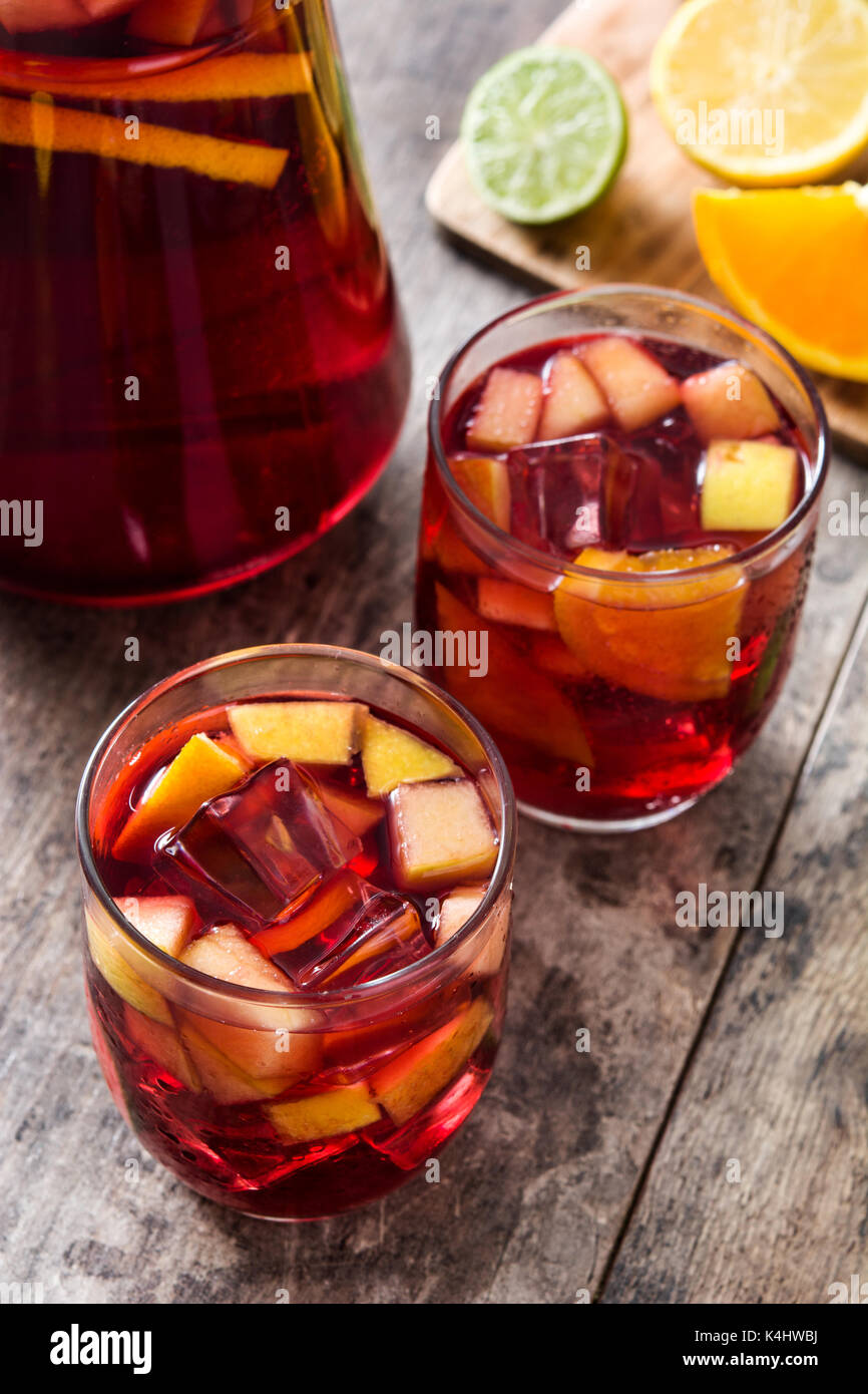 Sangria trinken in Glas auf hölzernen Tisch Stockfoto