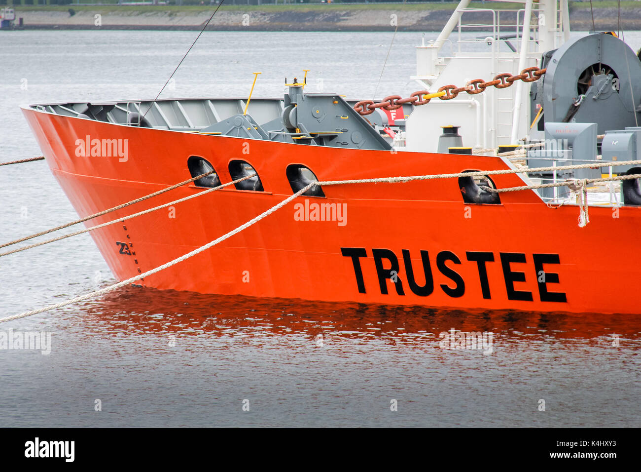 Caland Kanal, Rotterdam, Niederlande, 29. Mai 2014: Der Bug des Dockwise semi-submersible Schiff Treuhänder im versenkten Zustand Stockfoto
