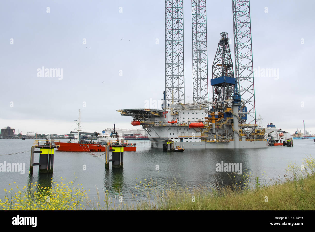 Caland Kanal. Rotterdam, Niederlande, 29. Mai 2014: Die Jack-up-rig Noble Sam Turner wird von der Dockwise Schiffs Treuhänder entladen Stockfoto