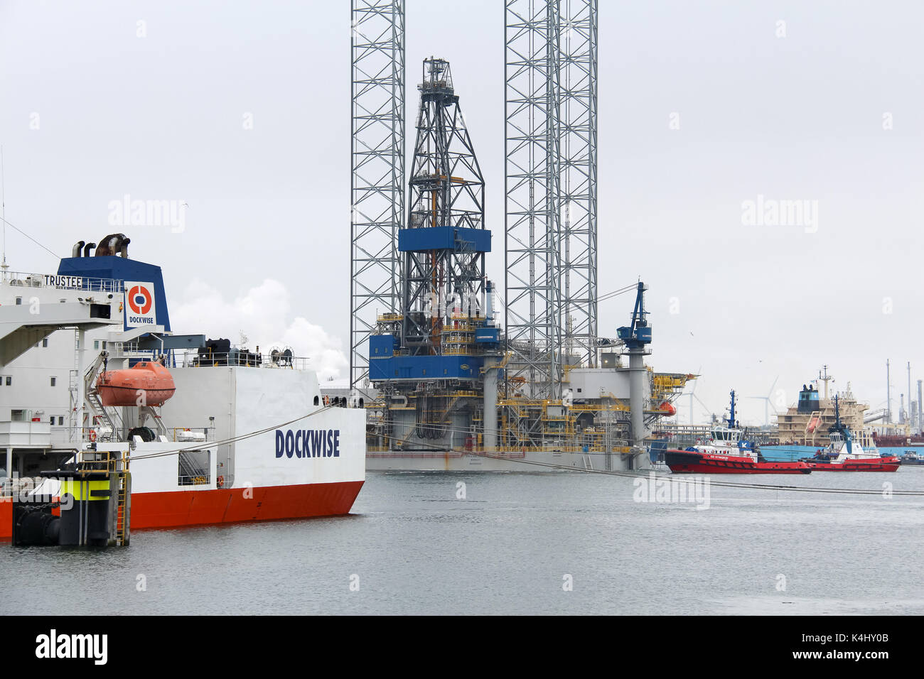 Caland Kanal, Rotterdam, Niederlande, 29. Mai 2014: Die Jack-up-rig Noble Sam Turner wird von Kotug Schlepper abgeschleppt Stockfoto