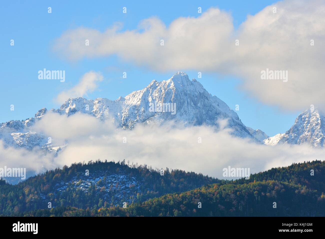 Schneebedeckte Tannheimer Berge, von Schwangau, Allgäu, Bayern, Deutschland Stockfoto