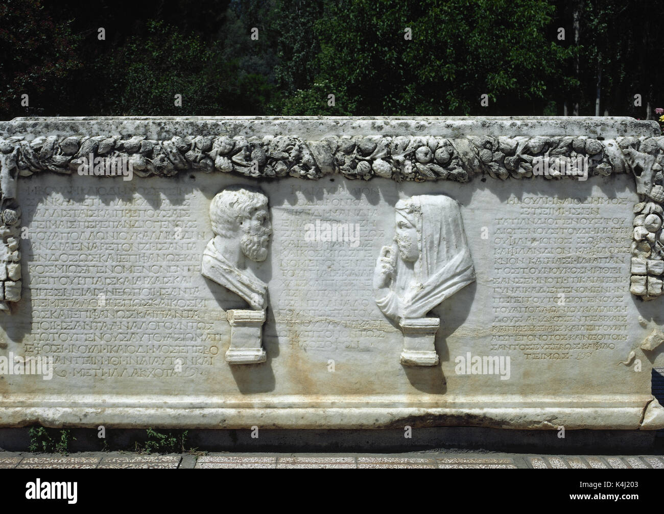 Die Türkei. Aphrodisias. Römischer Sarkophag mit den Büsten von beiden ehegatten eingerichtet. Anatolien. Stockfoto