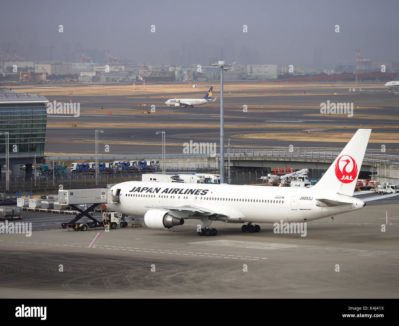 Japan Airlines Boeing 767-346 (ER) (JA 653 J) am Flughafen New Chitose Schürze geparkt, Hokkaido, Japan Stockfoto