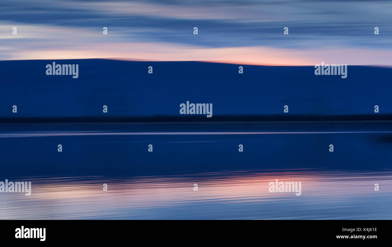 Dämmerung am Lake Fyans, bewusste Bewegung der Kamera abstrakten Look zu kreieren. Stockfoto