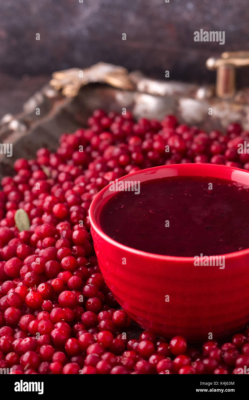 Bio Cranberry oder Cowberry Drink. Draufsicht. Stockfoto