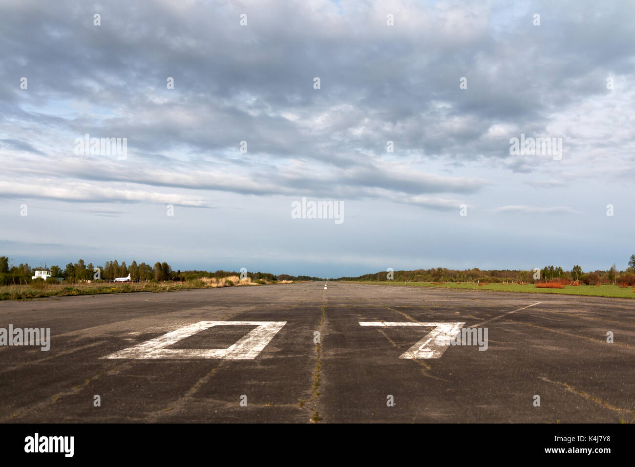 Flugzeug Landebahn, Start- und Landebahn am Flughafen Terminal mit Markierung auf blauen Himmel mit Wolken als Hintergrund zu verwenden. Reisen Aviation und Urlaub Konzept. Soft Focus. Stockfoto