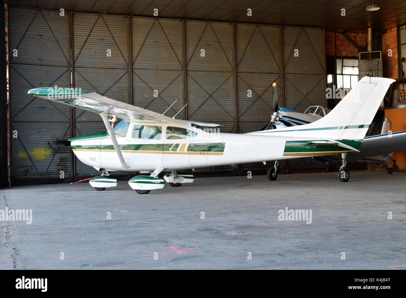 Ein kleines Flugzeug im Hangar Flugzeug geparkt. Stockfoto
