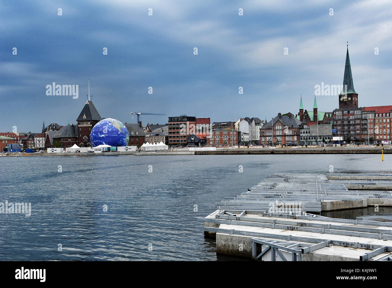 Die Stadt Aarhus von den Docks Bereich gesehen. Auf der rechten Seite, ist der Glockenturm der Kathedrale gesehen werden kann. Dom zu Århus ist die längste und Stockfoto