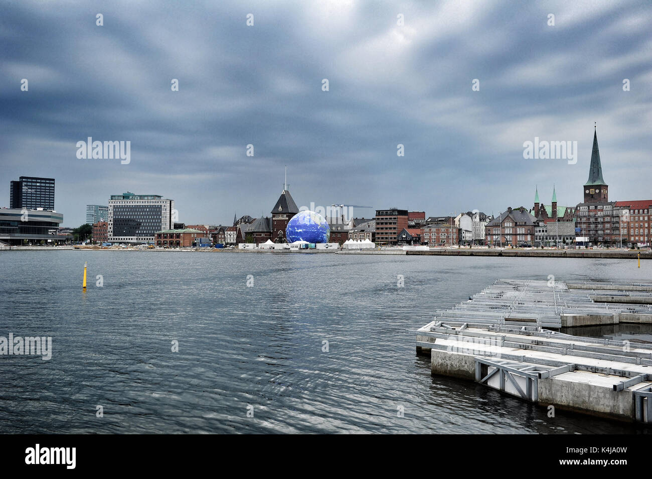 Die Stadt Aarhus von den Docks Bereich gesehen. Auf der rechten Seite, ist der Glockenturm der Kathedrale gesehen werden kann. Dom zu Århus ist die längste und Stockfoto