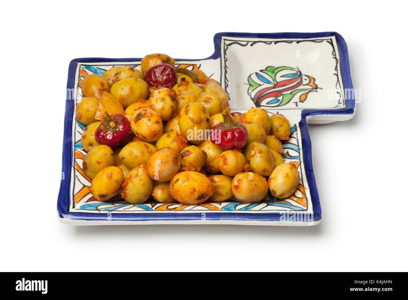 Marokkanische eingelegte Oliven auf einem keramischen olive Teller auf weißem Hintergrund Stockfoto