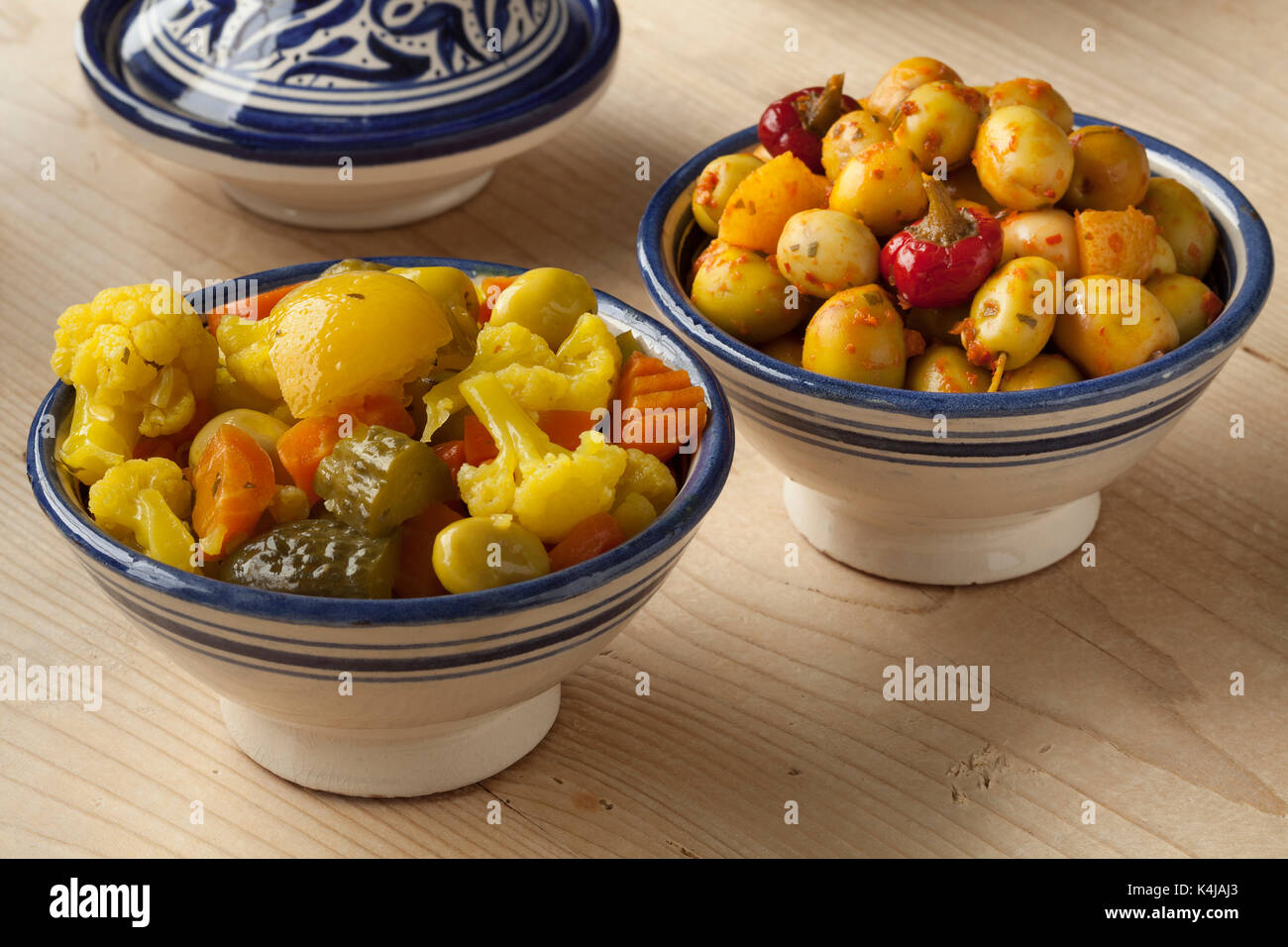 Schalen mit Marokkanischen eingelegte Oliven und gemischtes Gemüse als Snack Stockfoto