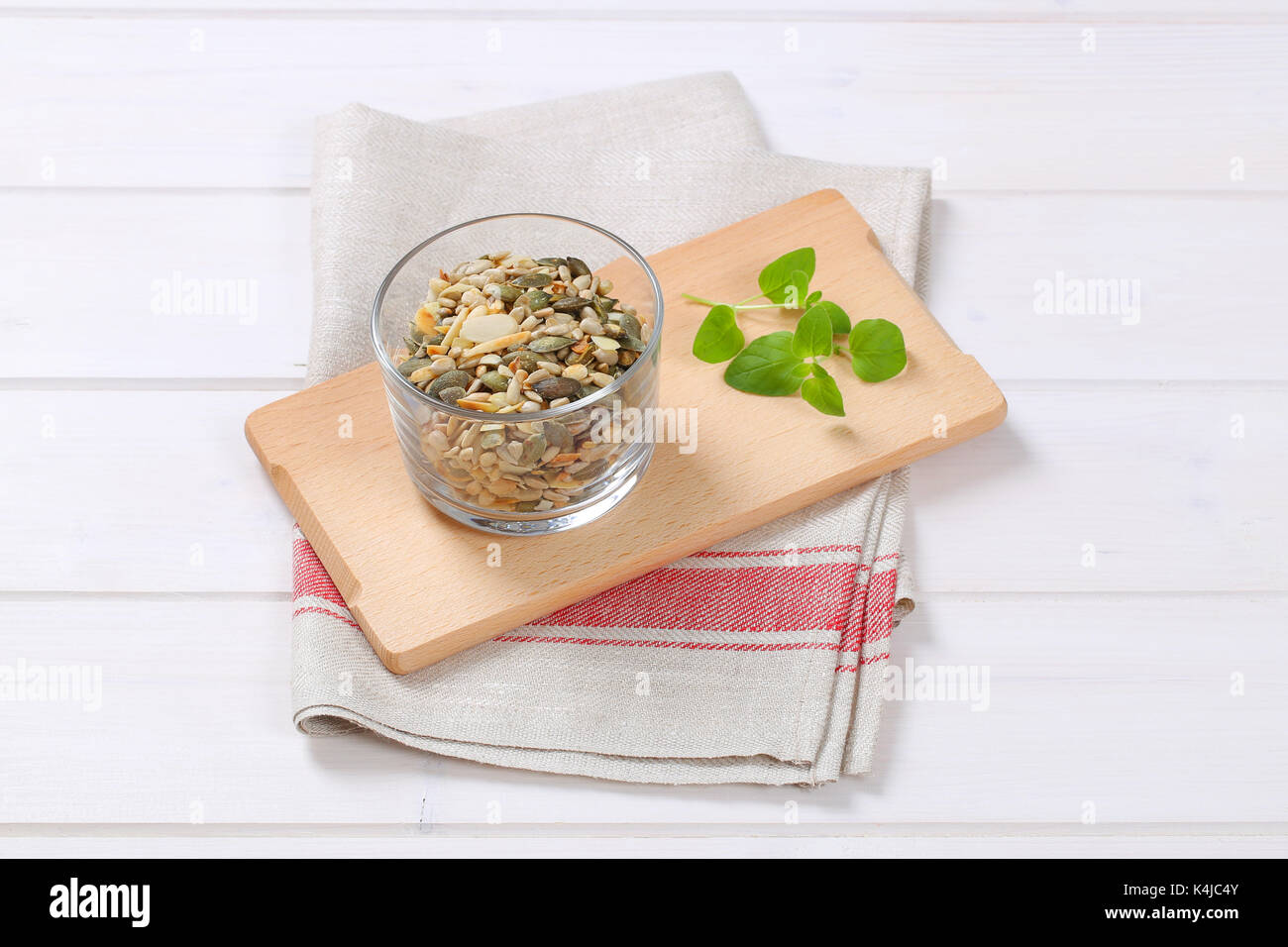 Mischung aus Kürbis- und Sonnenblumenkerne mit Pinienkernen und Mandeln Stockfoto