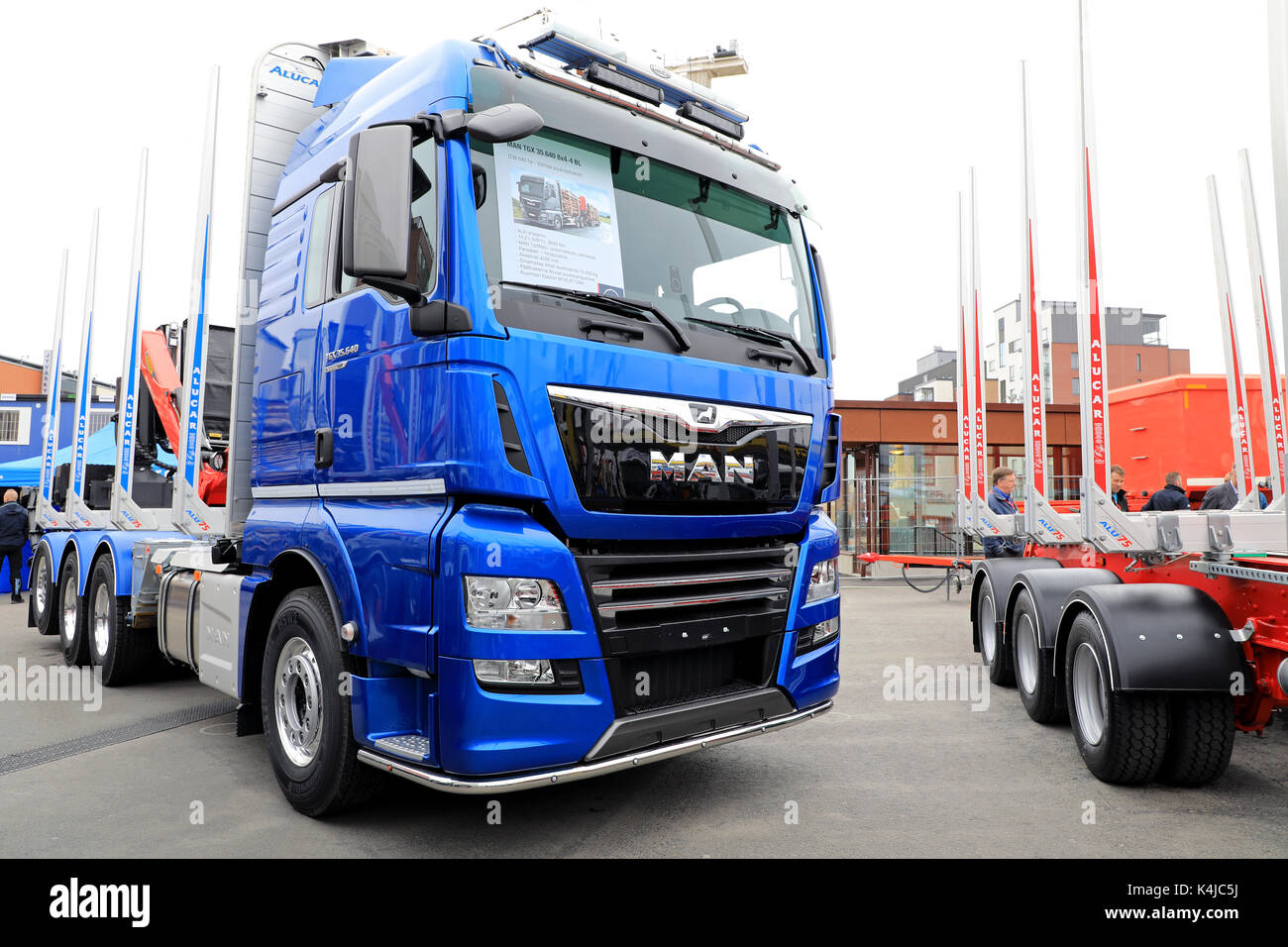 JYVASKYLA, Finnland - 18. MAI 2017: Neue MAN TGX 35.640 8X4-4 BL Lkw und Alucar log Trailer auf Anzeige auf Kuljetus 2017, eine professionelle Veranstaltung für Tran Stockfoto