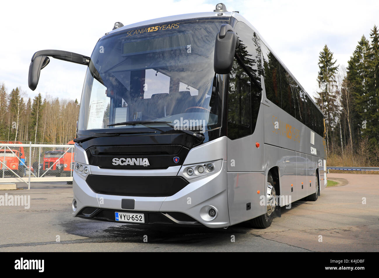LAUKAA, Finnland - 19. MAI 2017: Neue Scania K410 Interlink Bus auf der Scania Ausstellung über Scania Zentrale Finnland, Öffentliche Veranstaltung. Die Interli Stockfoto