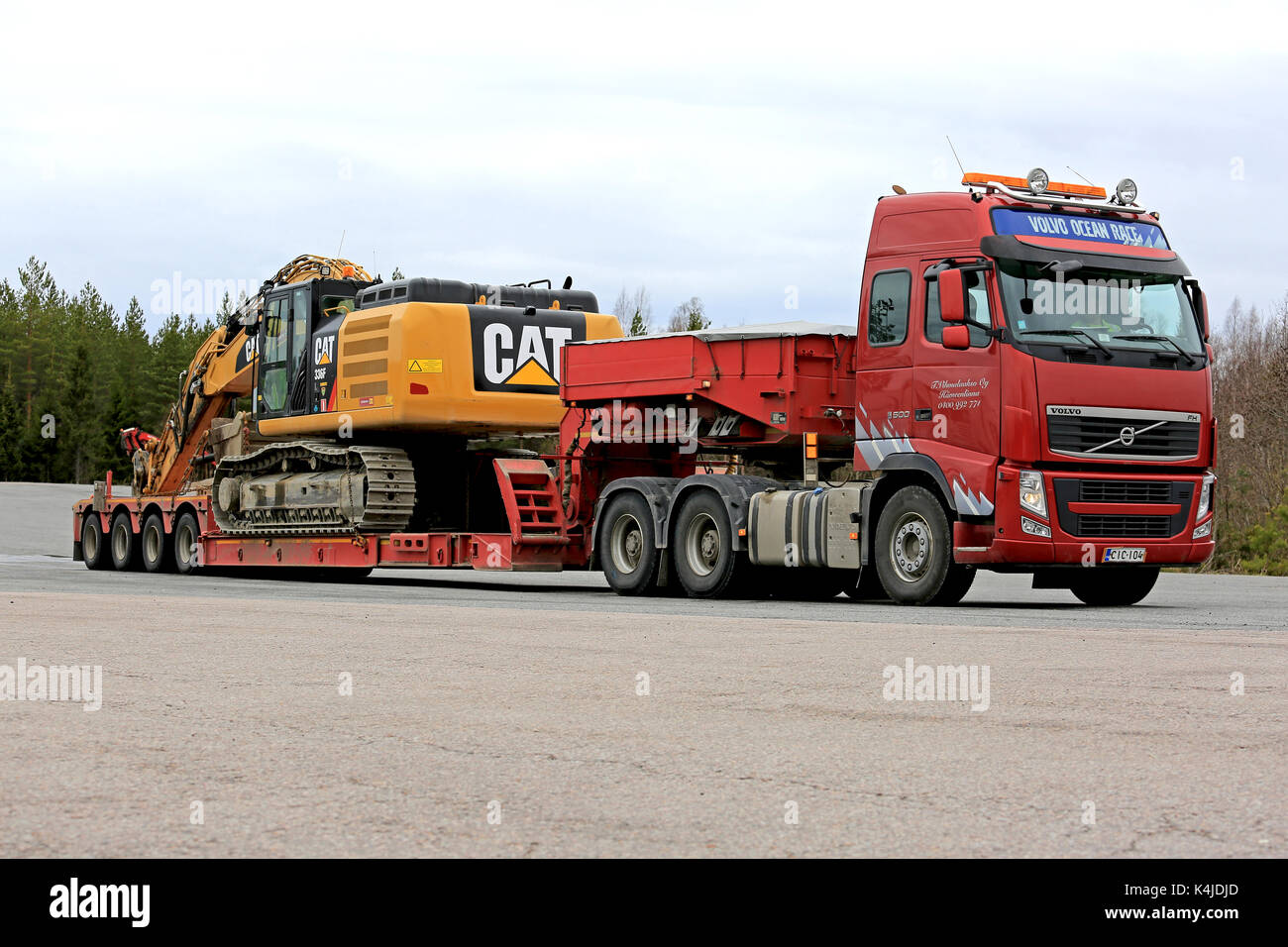 Orivesi, Finnland - 17. Mai 2017: Volvo fh halb fertig wird eine Katze 336 fl große hydraulische Raupenbagger auf Schwanenhals Anhänger an einem Truck Stop zu schleppen. Stockfoto