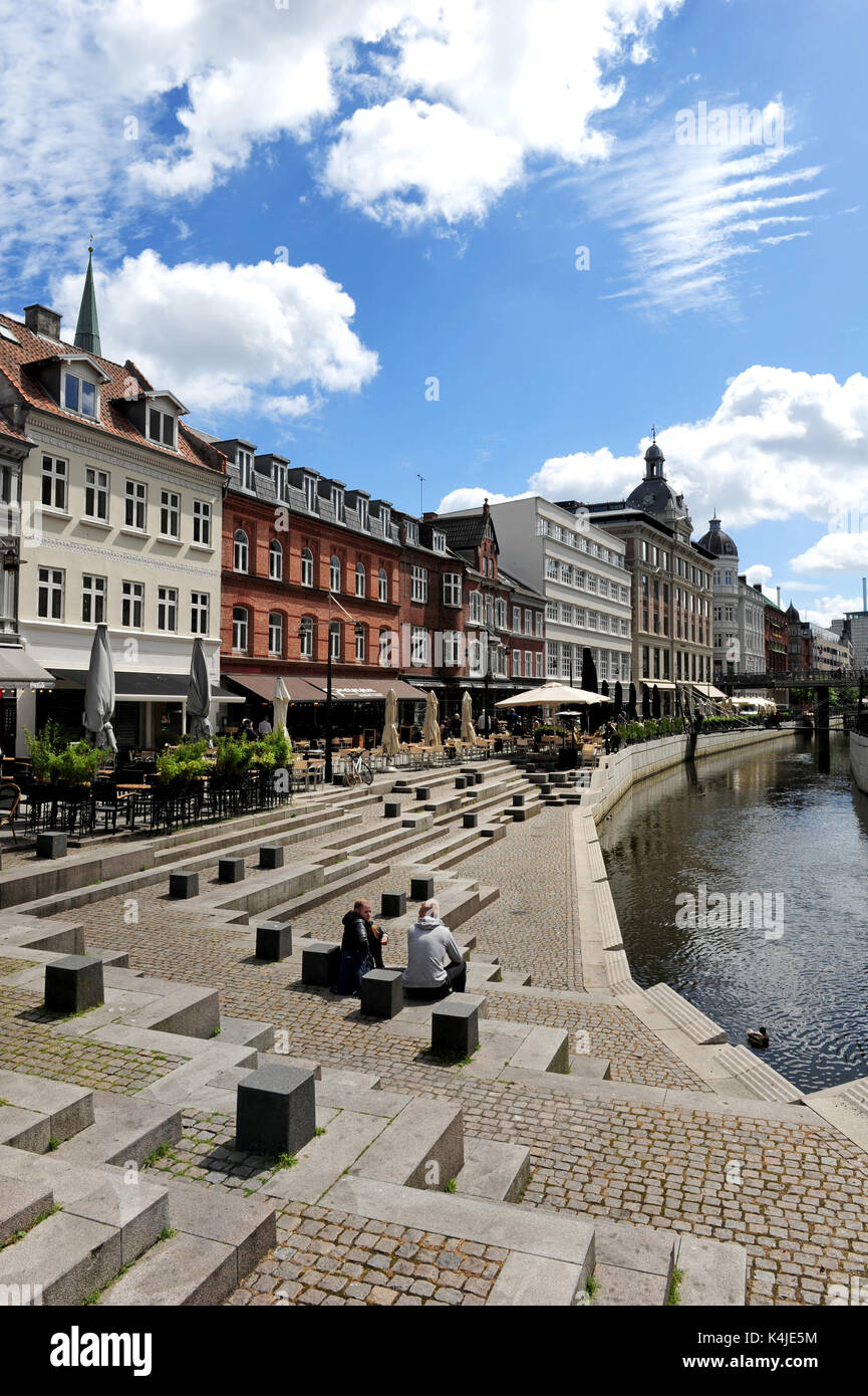Die Fußgängerzone der Kanalzone in Aarhus. In den 1930er Jahren, Aarhus über seinen Fluss eine neue Straße zu machen, aber in den 80er Jahren, einheimische beschlossen, ihn zu entfernen Stockfoto