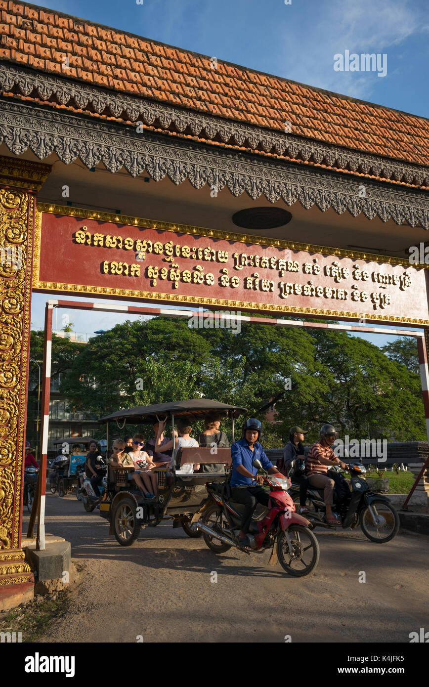 Der Verkehr auf der Straße unter Tor, krong Siem Reap, Siem Reap, Kambodscha Stockfoto