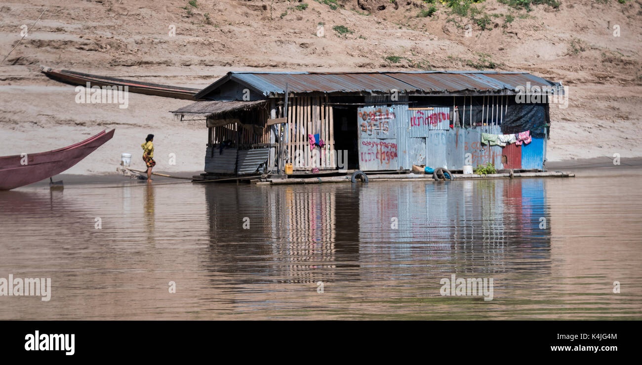 Hausboot am Ufer des Flusses Mekong, sainyabuli Provinz, Laos Stockfoto