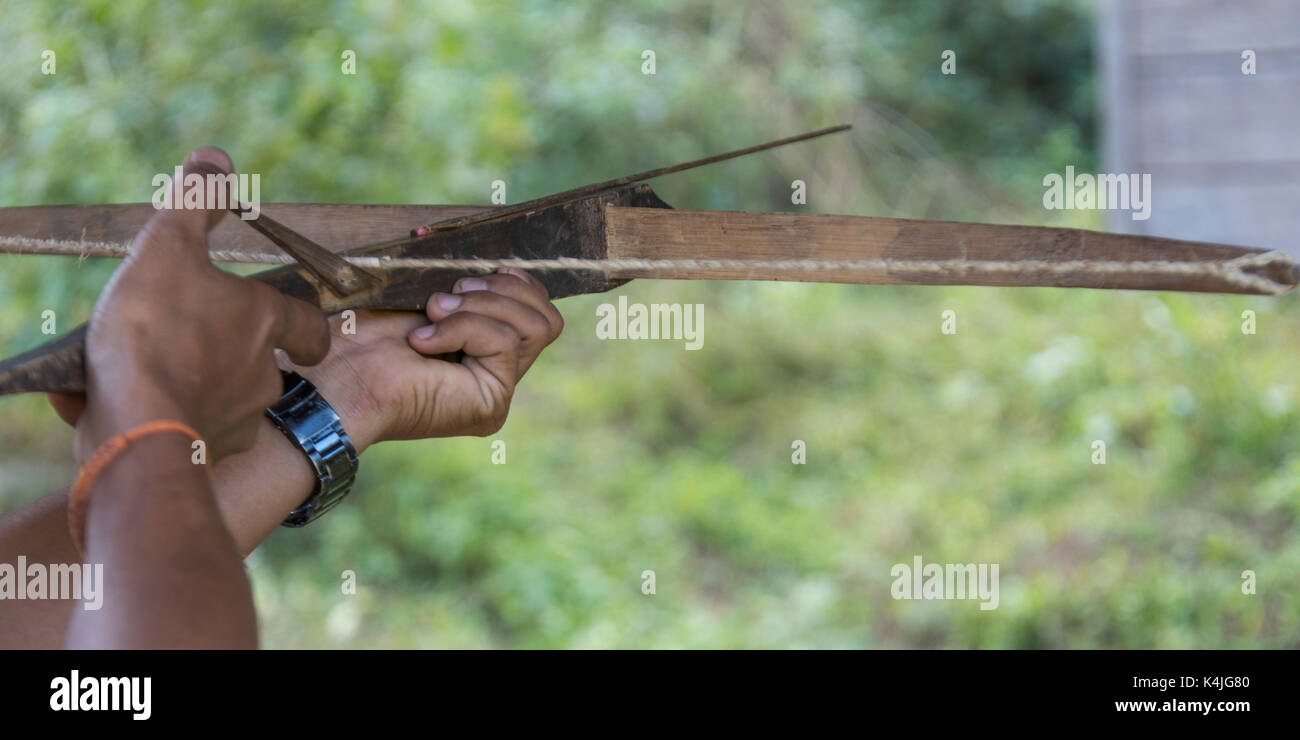Person hand mit Armbrust, Luang Prabang, Laos Stockfoto