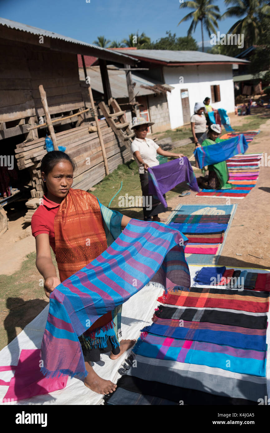 Frauen verkaufen Schals in Dorf, sainyabuli Provinz, Laos Stockfoto