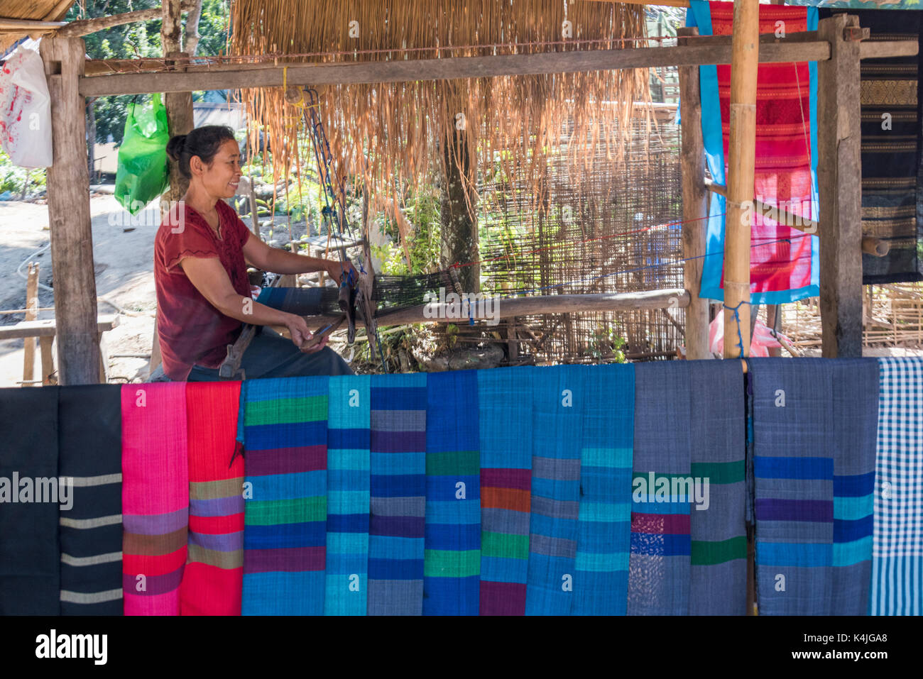 Weberei Frau Schals am Webstuhl, Laos Stockfoto