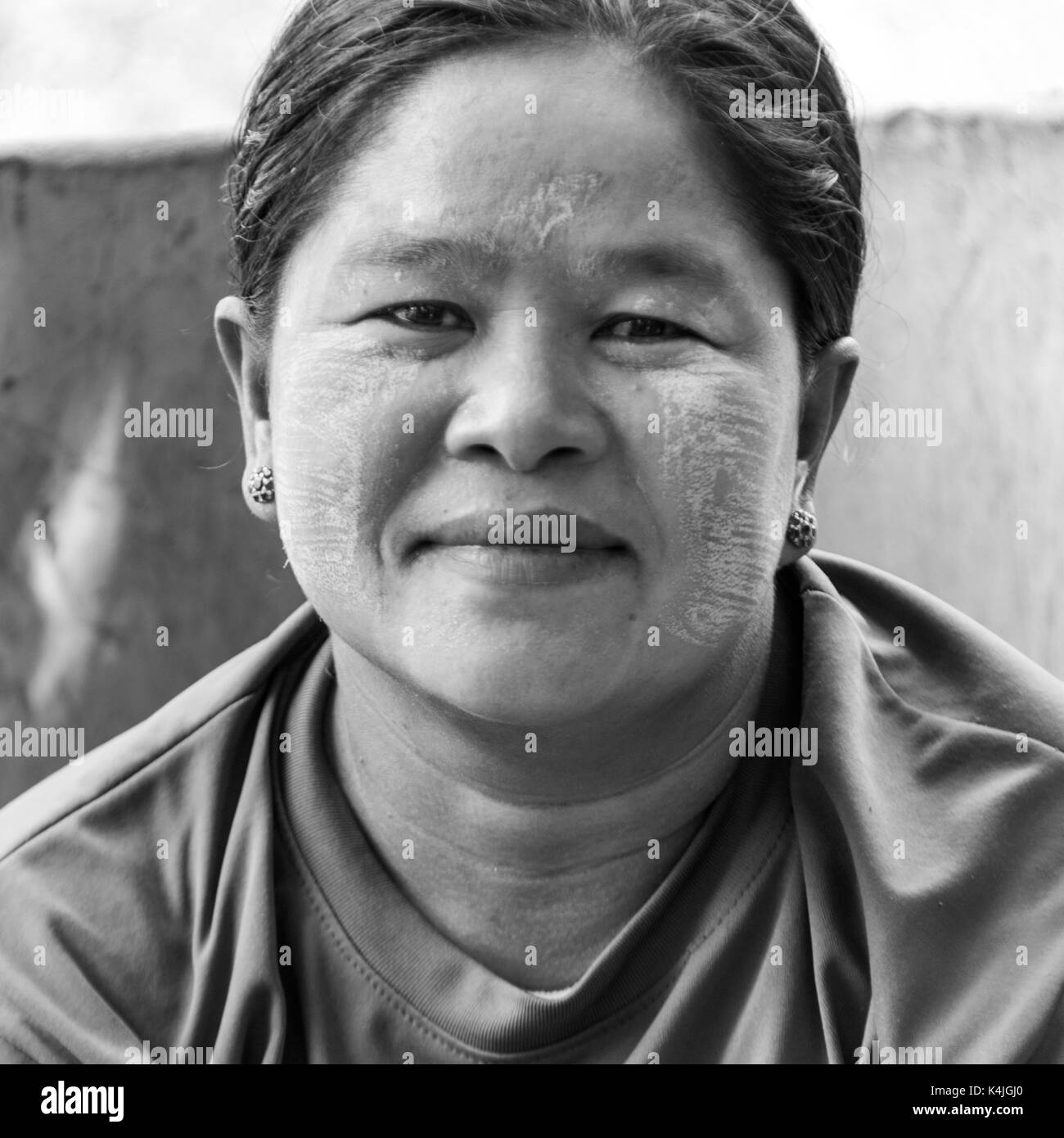 Porträt einer Frau mit Tanaka Pulver auf ihrem Gesicht, Koh Samui, Provinz Surat Thani, Thailand Stockfoto