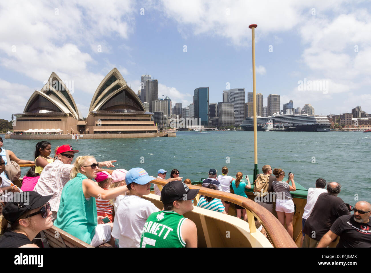 Touristen auf der Manly Fähre, da es Ansätze Circular Quay, dem Opernhaus, NSW, New South Wales, Australien Stockfoto