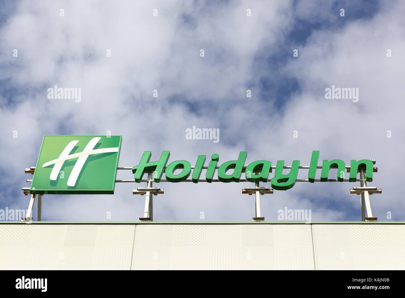 Merignac, Frankreich - Juni 6, 2017: Holiday Inn Logo auf ein Gebäude. Holiday Inn ist eine amerikanische Marke von Hotels und eine Tochtergesellschaft der InterContinental Hotel Stockfoto