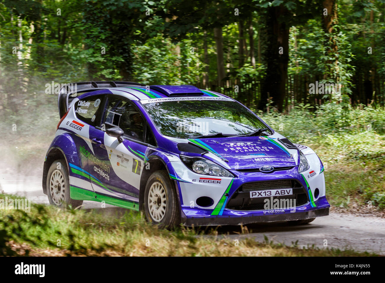 2001 Ford Focus WRC auf dem Forest rally Stage mit Fahrer David Wright am Goodwood Festival 2017 von Geschwindigkeit, Sussex, UK. Stockfoto