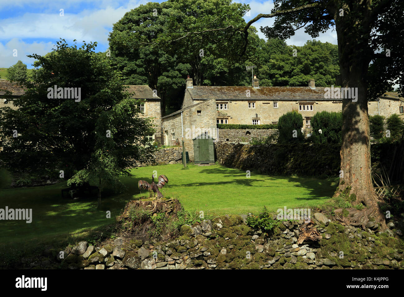 Blick auf traditionelle Dales Häuser und Gärten von Scabbate Tor in Kettlewell auf Yorkshire Dales, North Yorkshire, England, Vereinigtes Königreich Stockfoto