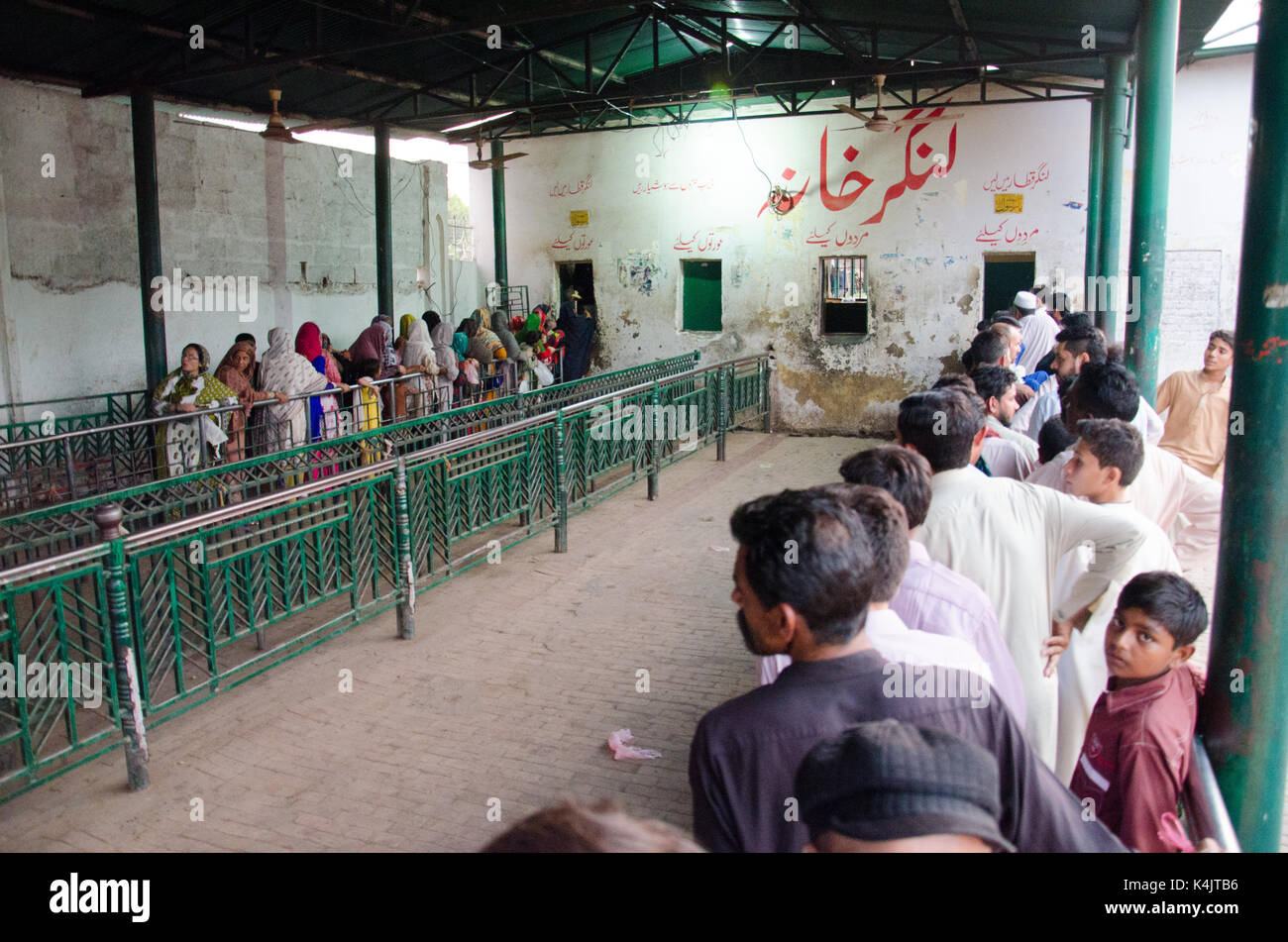 Die Sufi Schrein von Bari Imam am Stadtrand von Islamabad, der Hauptstadt von Pakistan war Ziel eines Selbstmordattentats in 2005. Der Schrein ist von Tausenden von Menschen jeden Monat besucht. Dieses Foto serie wurde kürzlich bei einem Besuch des Heiligtums zu dokumentieren, wie der Platz nach dem Angriff verwandelt hat. Sufi und schiitischen Heiligtümer in Pakistan haben die Ziele des Terrorismus für eine lange Zeit in Pakistan gewesen. Pakistan behauptet, dass seine militärischen Operationen in Stammesgebieten deutlich die Terroristen, die sicheren Häfen an der Grenze zu Pakistan Afghanistan hatte geschwächt haben. Stockfoto