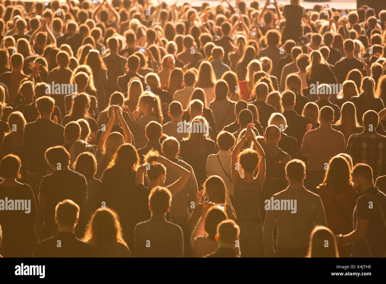 Anonyme Menge der Menschen während der Messe Veranstaltung stehend Stockfoto