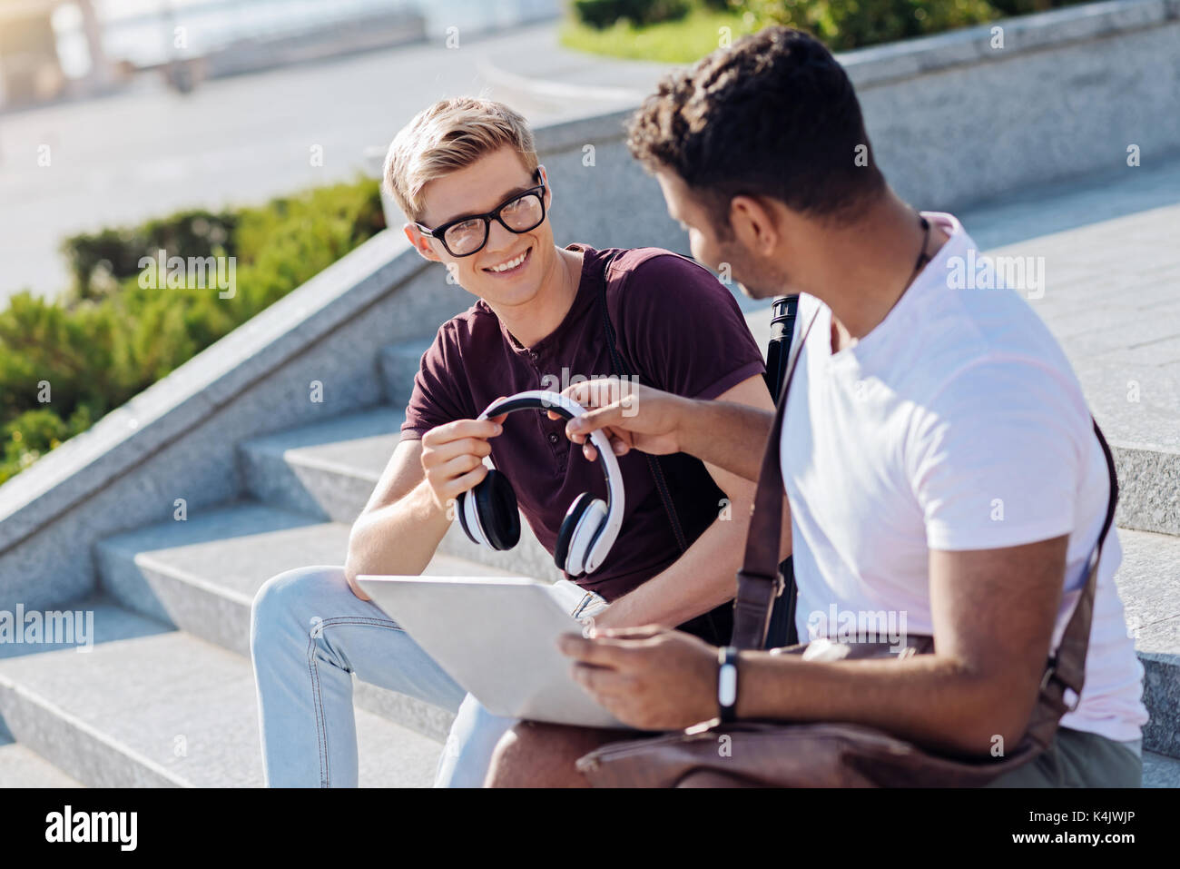 International Mensch seine Kopfhörer, die begeistert Stockfoto