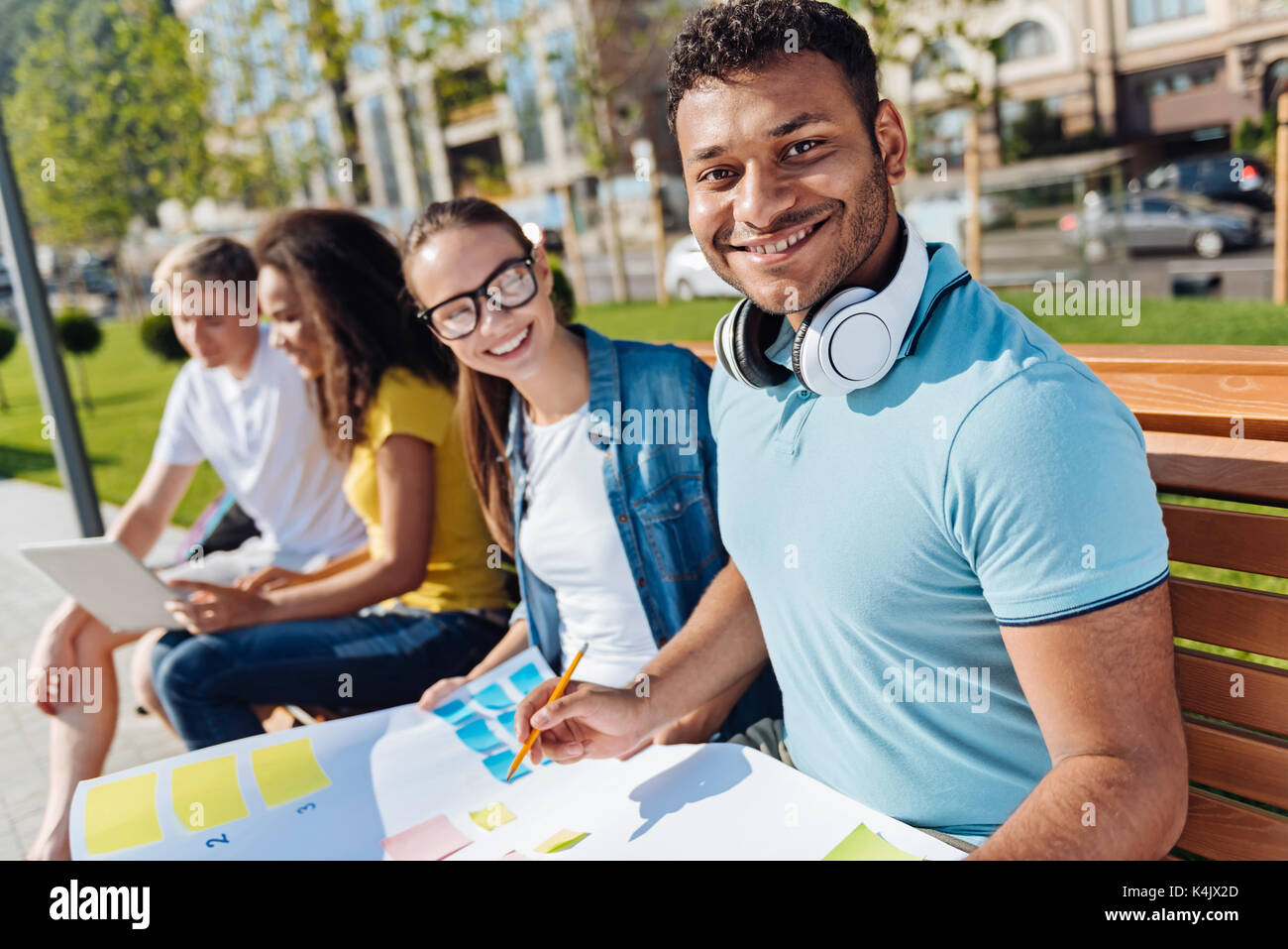 Portrait von lächelnden international student, die auf Kamera posieren Stockfoto