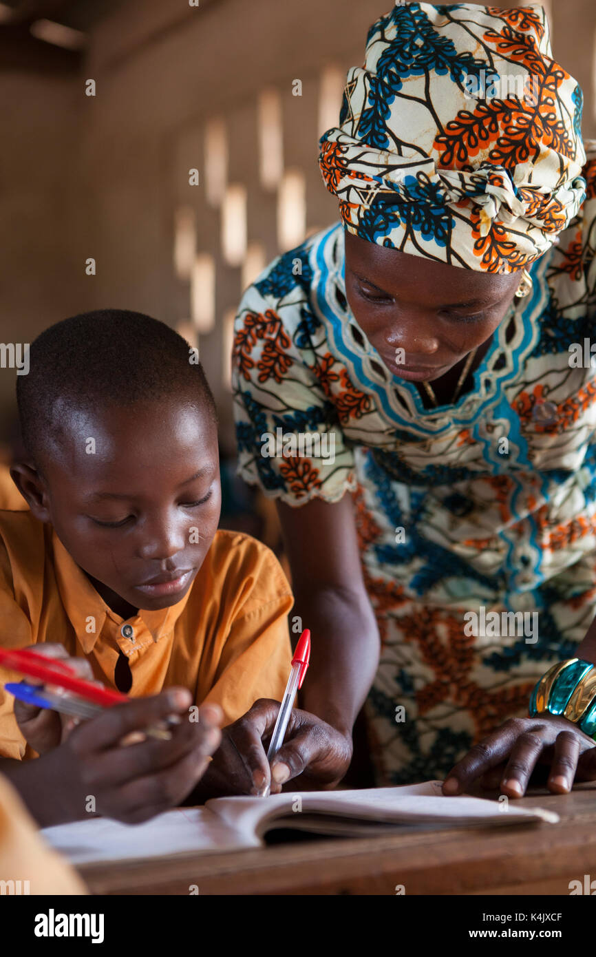 Ein Lehrer helfen, ein junger Student an einer Schule, Ghana, West Afrika, Afrika Stockfoto
