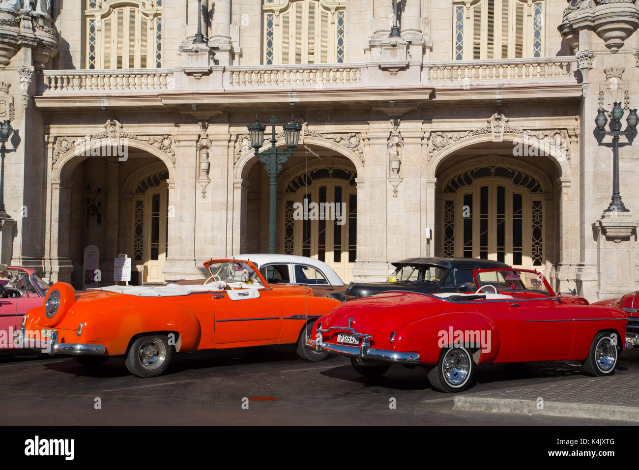 Oldtimer vor Grand Theater, Centro Habana, Havanna, Kuba, Karibik, Mittelamerika Stockfoto