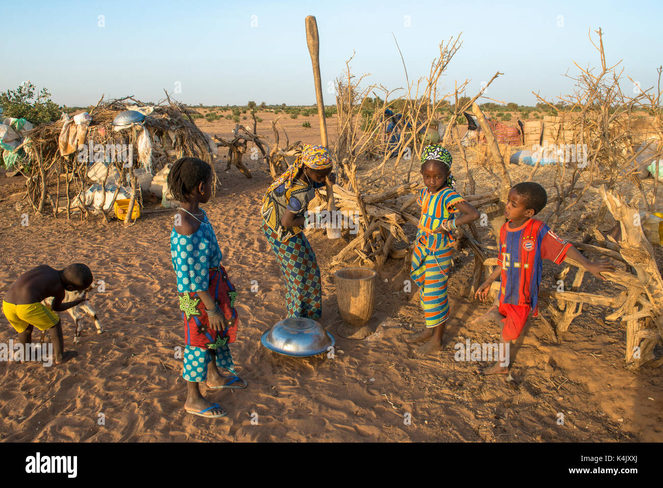 Afrikanisches Dorf Kinder, Tetiane Bade, Senegal, Westafrika, Afrika Stockfoto